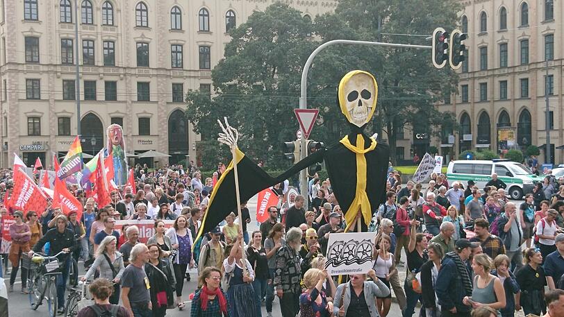Motto: ausspekuliert! Am Samstag kamen um die 10.000 Menschen zur großen Demo gegen Spekulanten, Mietwahnsinn und für mehr Mieterschutz nach München.