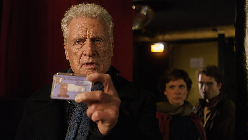 "Nord Nord Mord - Clüver und der tote Koch": Theo Clüver (Robert Atzorn), Ina Behrendsen (Julia Brendler) und Hinnerk Feldmann (Oliver Wnuk) durchsuchen einen Nachtclub "Nord Nord Mord - Clüver und der tote Koch": Theo Clüver (Robert Atzorn), Ina Behrendsen (Julia Brendler) und Hinnerk Feldmann (Oliver Wnuk) durchsuchen einen Nachtclub