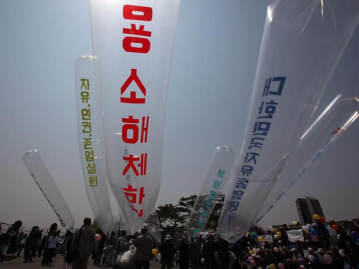 Nordkoreanische Überläufer und südkoreanische Aktivisten starten Ballons mit Flugblättern gegen die nordkoreanische Regierung in der Nähe der entmilitarisierten Zone.