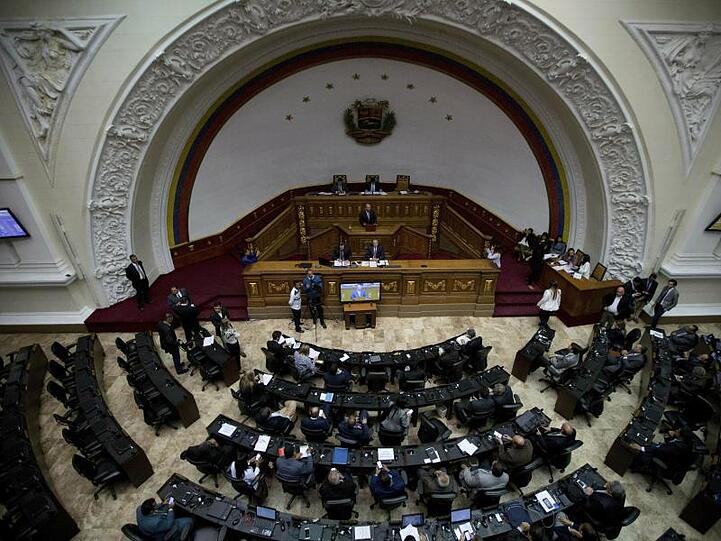 Abgeordnete nehmen an einer Sitzung in derNationalversammlung teil, um über Maßnahmen gegen Maduro zu diskutieren.