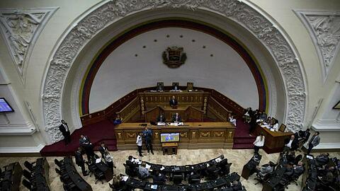 Abgeordnete nehmen an einer Sitzung in derNationalversammlung teil, um über Maßnahmen gegen Maduro zu diskutieren.