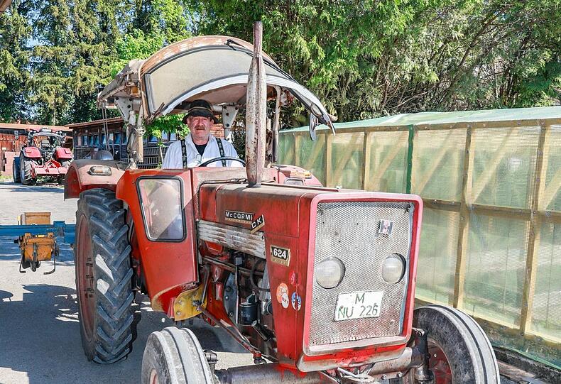 Sein Papa Franz Grünwald (64) bewirtschaftet den Hof mit ihm zusammen.