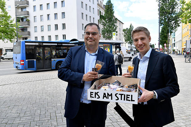 MVG-Chef Ingo Wortmann und Bürgermeister Dominik Krause bedanken sich bei den Fahrgästen für die Geduld und verteilen Steckerleis. MVG-Chef Ingo Wortmann und Bürgermeister Dominik Krause bedanken sich bei den Fahrgästen für die Geduld und verteilen Steckerleis.