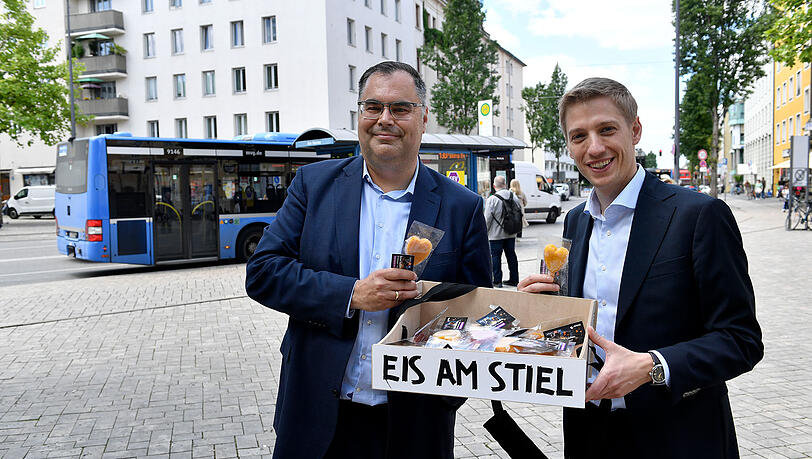 MVG-Chef Ingo Wortmann und Bürgermeister Dominik Krause bedanken sich bei den Fahrgästen für die Geduld und verteilen Steckerleis. MVG-Chef Ingo Wortmann und Bürgermeister Dominik Krause bedanken sich bei den Fahrgästen für die Geduld und verteilen Steckerleis.