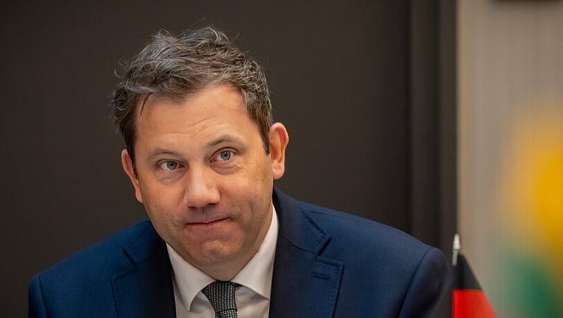 Bundesfinanzminister Lars Klingbeil (SPD) erinnert seine Kabinettskolleginnen und -kollegen ans Sparen. (Archivbild)