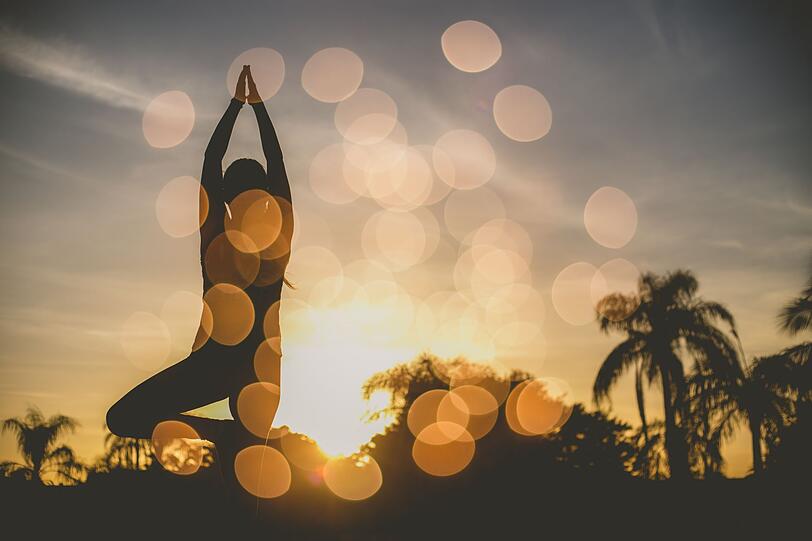 Detox-Yoga ist also mehr als nur eine körperliche Reinigung - es verbindet Bewegung, Atmung und Achtsamkeit zu einem ganzheitlichen Konzept. Mit den richtigen Übungen können Sie Ihren Körper bei der Entgiftung unterstützen, Stress abbauen und neue Energie tanken. Wichtig ist, Detox-Übungen regelmäßig zu praktizieren und sich dabei bewusst Zeit für sich selbst zu nehmen. Detox-Yoga ist also mehr als nur eine körperliche Reinigung - es verbindet Bewegung, Atmung und Achtsamkeit zu einem ganzheitlichen Konzept. Mit den richtigen Übungen können Sie Ihren Körper bei der Entgiftung unterstützen, Stress abbauen und neue Energie tanken. Wichtig ist, Detox-Übungen regelmäßig zu praktizieren und sich dabei bewusst Zeit für sich selbst zu nehmen.