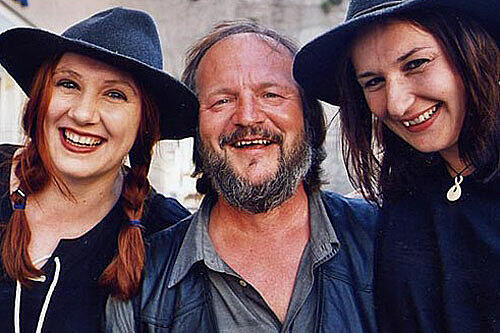 Man kennt sich, man schätzt sich: Fredl Fesl mit den Raith-Schwestern Tanja (l.) und Susanne vor dem Unfall.