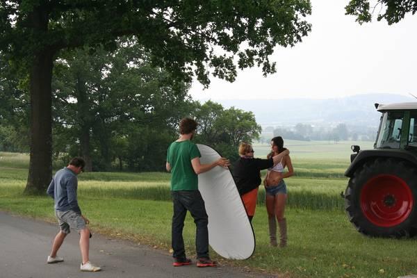 Bilder vom Making- of: Die Aufnahmen für den Jungbauernkalender 2013 in Bayern fanden im Mai statt