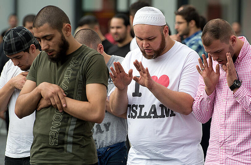 Salafisten während eines Gebets bei einer Demonstration in der Innenstadt von Frankfurt am Main.