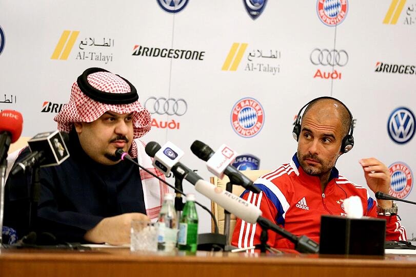 Pep Guardiola (r.) bei einer Pressekonferenz im Rahmen eines Testspiels in Riad