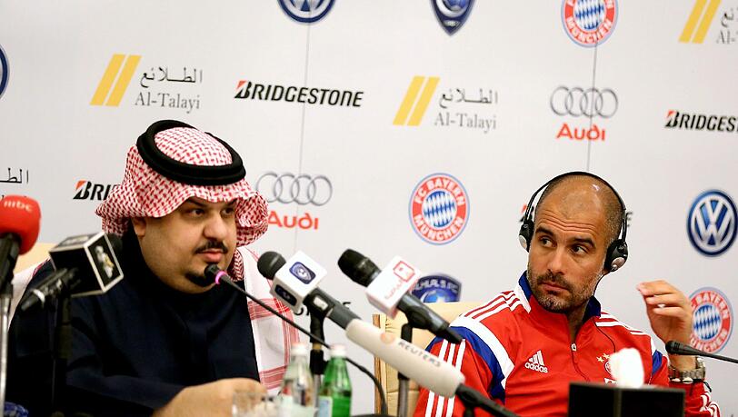 Pep Guardiola (r.) bei einer Pressekonferenz im Rahmen eines Testspiels in Riad Pep Guardiola (r.) bei einer Pressekonferenz im Rahmen eines Testspiels in Riad
