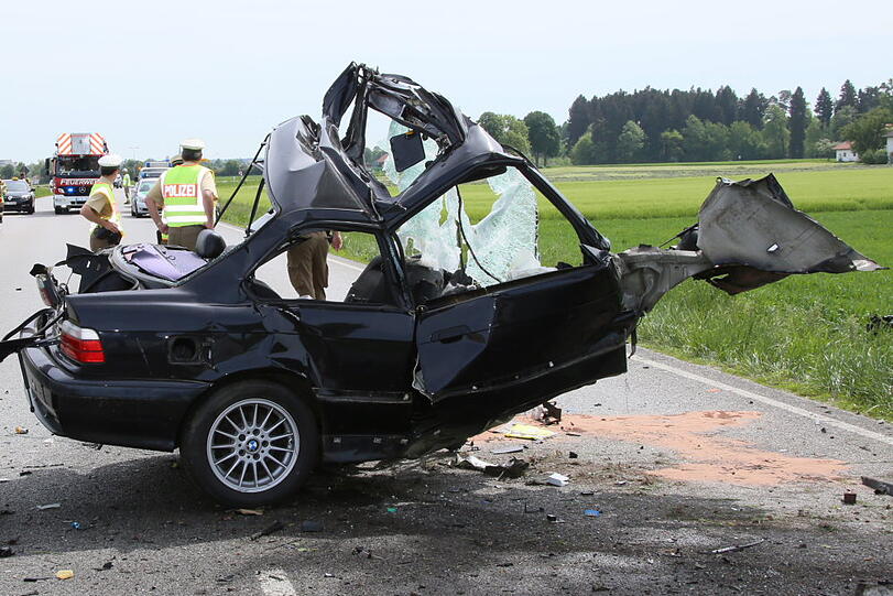 Das Auto ist vollkommen zerstört. Wieso der Fahrer mit seinem Fahrzeug gegen einen Baum prallte, ist bisher noch unklar.