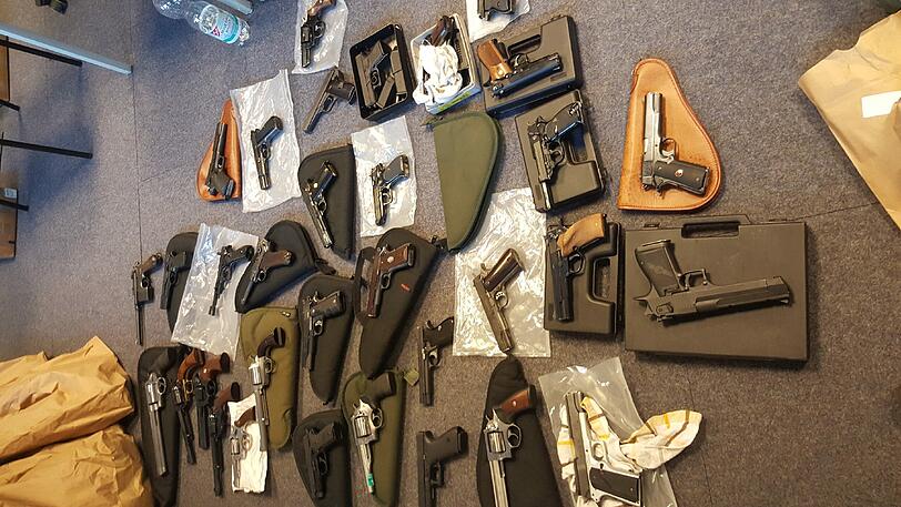 Insgesamt fand die Polizei 114 Waffen im Haus.