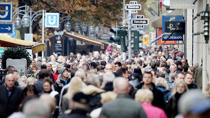 Prall gefüllte Einkaufsstraße in Düsseldorf. Verdi warnt vor drohender Altersarmut bei Beschäftigten im Handel.