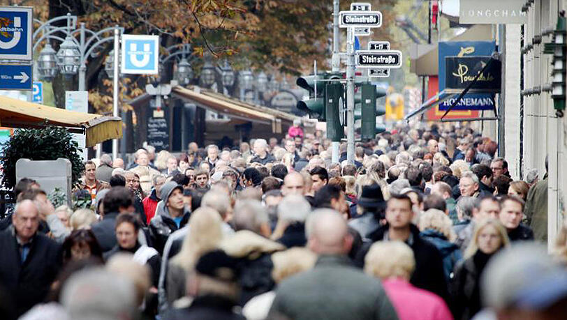 Prall gefüllte Einkaufsstraße in Düsseldorf. Verdi warnt vor drohender Altersarmut bei Beschäftigten im Handel. Prall gefüllte Einkaufsstraße in Düsseldorf. Verdi warnt vor drohender Altersarmut bei Beschäftigten im Handel.