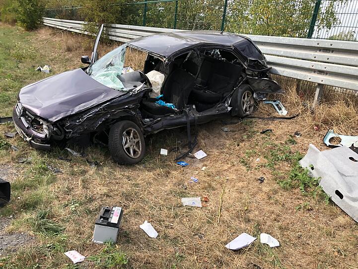 Schlimmer Unfall bei Coburg: Ein Schulbus ist dabei in den Gegenverkehr gerast - fünf Schulkinder wurden dabei schwer verletzt.