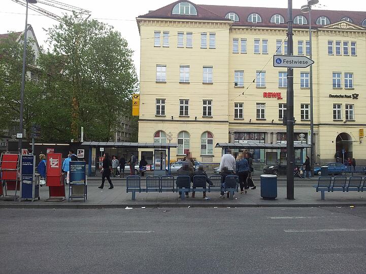Hier kontrolliert die Polizei häufig. Trotzdem herrscht an dieser Haltestelle nicht gerade Wohlfühlatmosphäre.