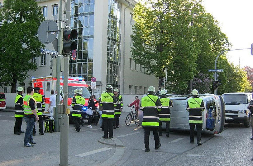 Nach der Kollision liegt der VW Caddy auf der linken Seite. Der Fahrer wurde leicht verletzt.