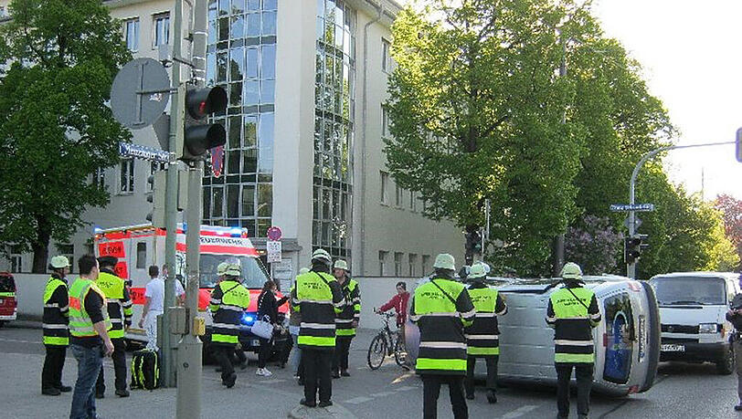 Nach der Kollision liegt der VW Caddy auf der linken Seite. Der Fahrer wurde leicht verletzt. Nach der Kollision liegt der VW Caddy auf der linken Seite. Der Fahrer wurde leicht verletzt.