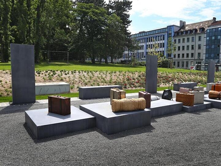 Stilisierte Gepäckstücke stehen an einer Gedenkstätte für deportierte Jüdinnen und Juden vor dem Würzburger Hauptbahnhof. Foto: Karl-Josef Hildenbrand/dpa
