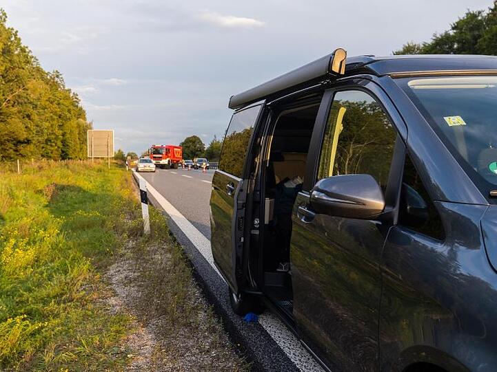 Das Unglücksfahrzeug steht an der A96 bei Windach in Bayern.