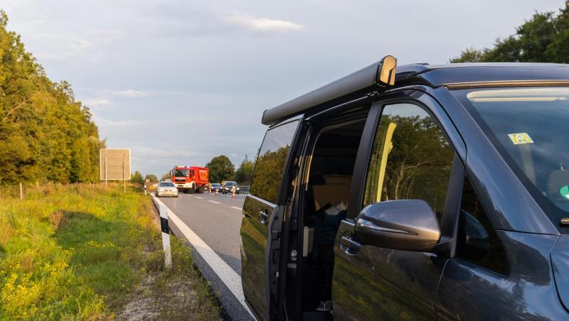 Das Unglücksfahrzeug steht an der A96 bei Windach in Bayern. Das Unglücksfahrzeug steht an der A96 bei Windach in Bayern.