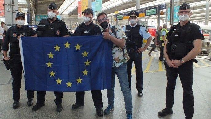 Frankreich-Fan mit EU-Fahne und Angehörigen der Deutsch-Französischen Einsatzeinheit im Hauptbahnhof München. Im Hintergrund, zweiter von rechts: Polizeidirektor Michael Rupp, Münchens neuer Inspektionsleiter, der die Einsatzkräfte begrüßte. Frankreich-Fan mit EU-Fahne und Angehörigen der Deutsch-Französischen Einsatzeinheit im Hauptbahnhof München. Im Hintergrund, zweiter von rechts: Polizeidirektor Michael Rupp, Münchens neuer Inspektionsleiter, der die Einsatzkräfte begrüßte.