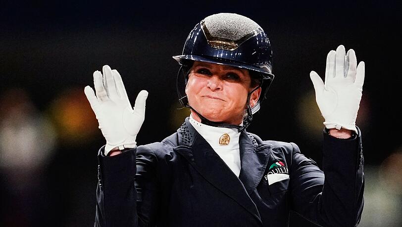 Die deutsche Dressurreiterin Dorothee Schneider winkt.