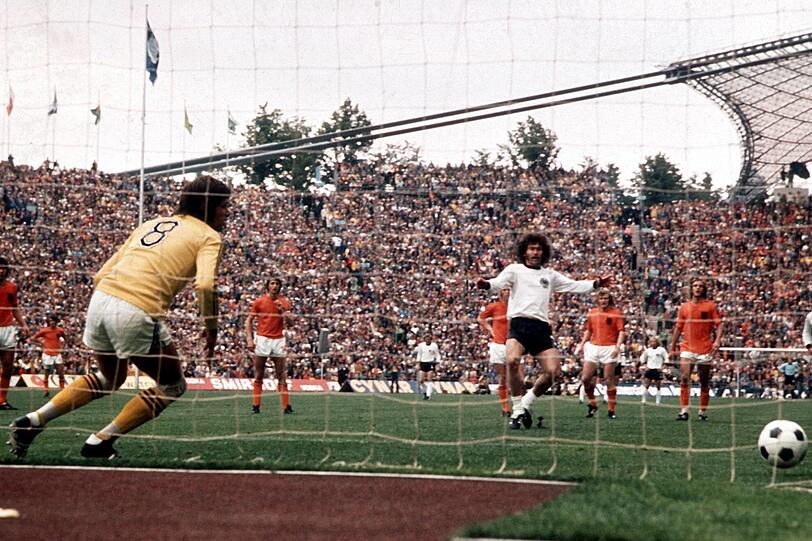 In der 25. Minute des WM-FInals 1974 verwandelt Paul Breitner den Foulelfmeter gegen Holland-Torwart Jan Jongbloed zum 1:1.