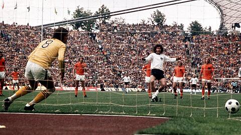 In der 25. Minute des WM-FInals 1974 verwandelt Paul Breitner den Foulelfmeter gegen Holland-Torwart Jan Jongbloed zum 1:1.