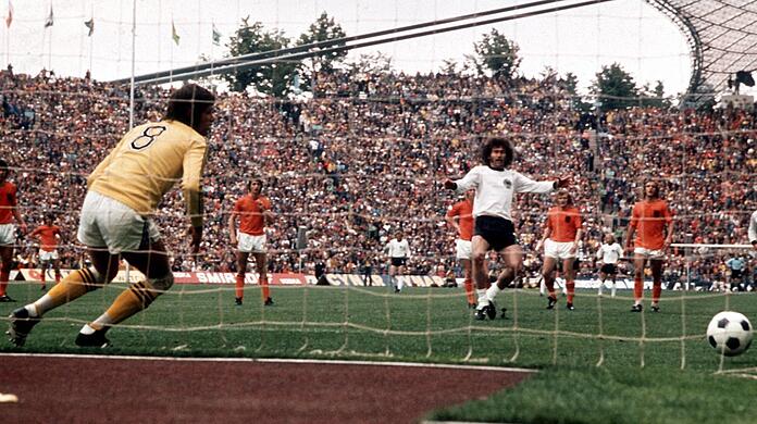 In der 25. Minute des WM-FInals 1974 verwandelt Paul Breitner den Foulelfmeter gegen Holland-Torwart Jan Jongbloed zum 1:1.