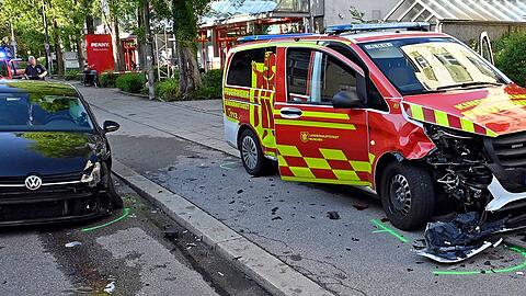Der beschädigte Mercedes des Kindernotarztteams und daneben der VW Golf.
