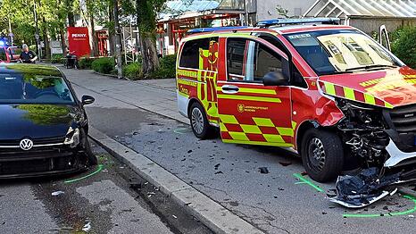 Der beschädigte Mercedes des Kindernotarztteams und daneben der VW Golf.