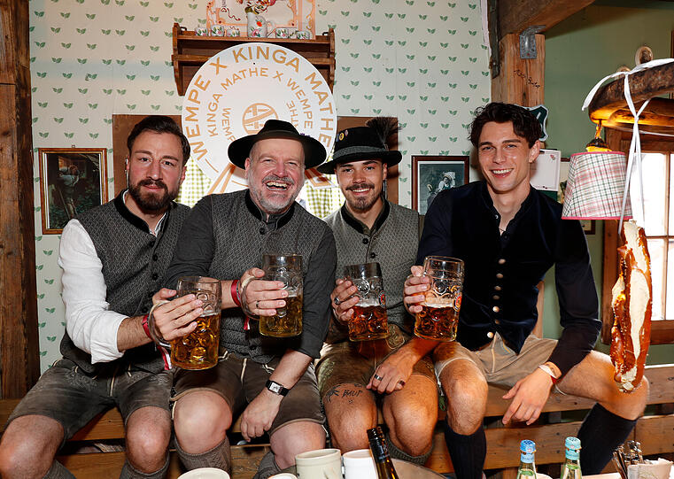Anschließend feiert man in Käfers Wiesn-Schänke weiter