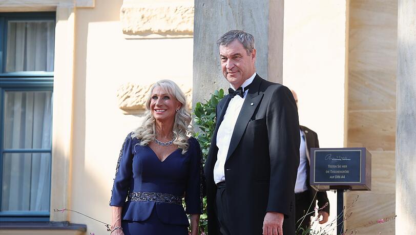 "Es wird schon alles seinen Gang gehen", sagt Söder zur Regierungsumbildung in Berlin am Rande des Festspieljubiläums in Bayreuth. "Es wird schon alles seinen Gang gehen", sagt Söder zur Regierungsumbildung in Berlin am Rande des Festspieljubiläums in Bayreuth.