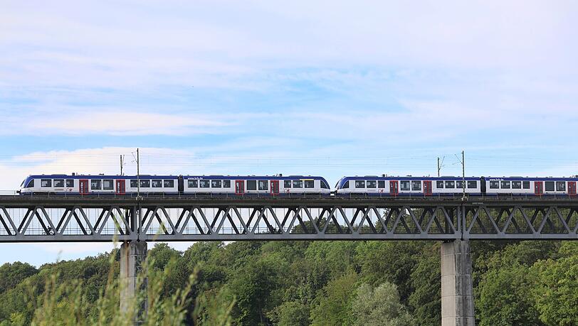 Ein imposantes Bauwerk: die 1983 bis 1985 errichtete Großhesseloher Brücke. Oben fahren die Züge, innerhalb des stählernen Fachwerks sind die Radler und Fußgänger. Ein imposantes Bauwerk: die 1983 bis 1985 errichtete Großhesseloher Brücke. Oben fahren die Züge, innerhalb des stählernen Fachwerks sind die Radler und Fußgänger.
