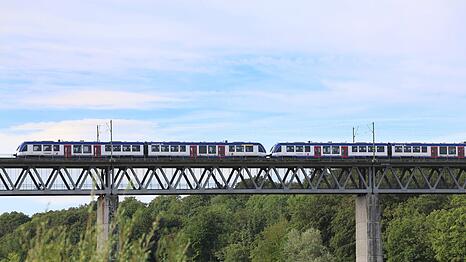 Ein imposantes Bauwerk: die 1983 bis 1985 errichtete Gro&szlig;hesseloher Br&uuml;cke. Oben fahren die Z&uuml;ge, innerhalb des st&auml;hlernen Fachwerks sind die Radler und Fu&szlig;g&auml;nger.