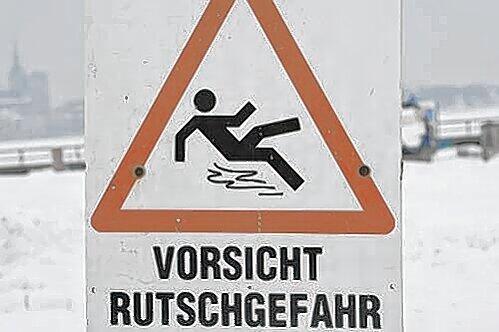 Rutschgefahr: Gerade Senioren haben's im Winter schwer.