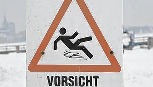 Rutschgefahr: Gerade Senioren haben's im Winter schwer. Rutschgefahr: Gerade Senioren haben's im Winter schwer.