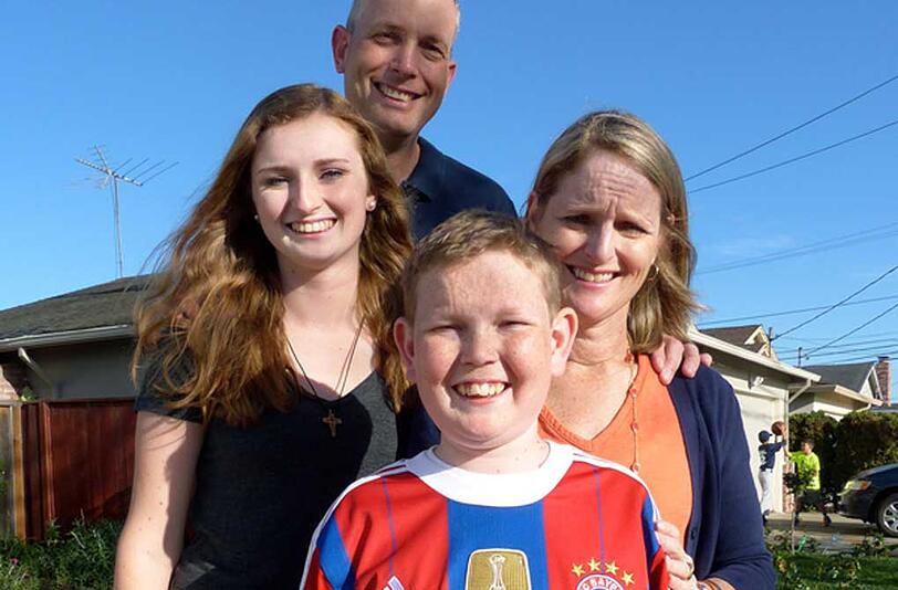 Schwester Ellie (17), Mutter Kim (44) und Vater Tom (45) begleiten William nach München.
