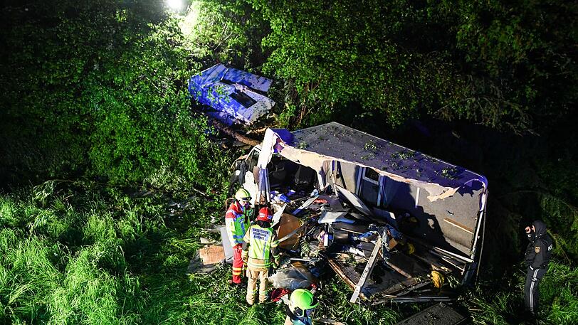 Rund 15 Meter stürzte der Fahrer mit seinem Wohnmobil den Abhang hinunter.