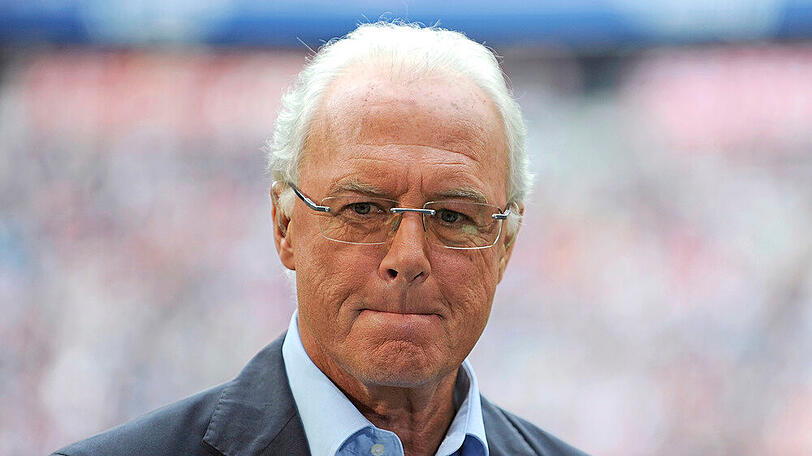 "Mensch Beckenbauer! Schau'n mer mal": Franz Beckenbauer am Rande des Fußballspiels "Bayern München - Schalke 04" im Jahr 2011