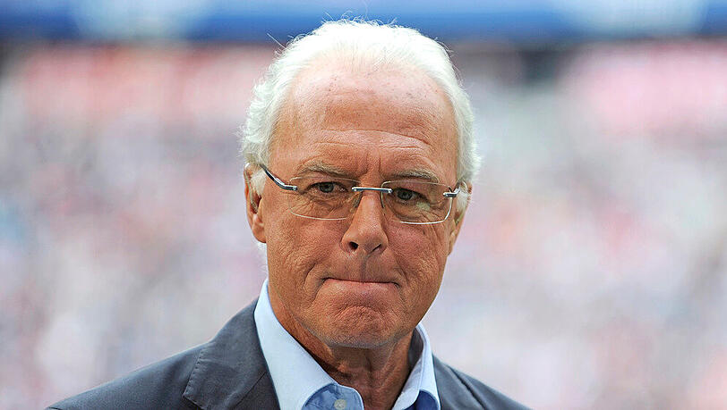 "Mensch Beckenbauer! Schau'n mer mal": Franz Beckenbauer am Rande des Fußballspiels "Bayern München - Schalke 04" im Jahr 2011 "Mensch Beckenbauer! Schau'n mer mal": Franz Beckenbauer am Rande des Fußballspiels "Bayern München - Schalke 04" im Jahr 2011