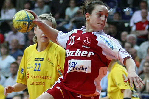 Krankenbett statt Hallenluft: Kerstin Wohlbold hütet vor der Heimpremiere der Club-Handballerinas das Sofa.