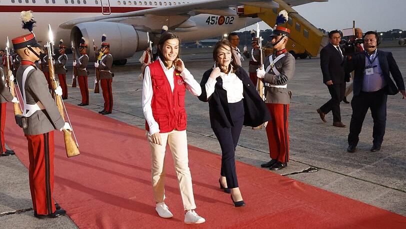Königin Letizia (l.) und die stellvertretende Außenministerin María Luisa Ramírez am Flughafen in Guatemala.