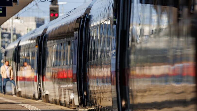 Ein ICE steht am Nürnberger Hauptbahnhof am Gleis.