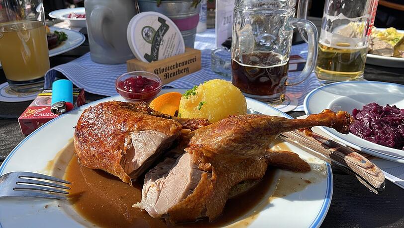 Eine halbe Bauernente mit Knödel und Blaukraut. Eine halbe Bauernente mit Knödel und Blaukraut.