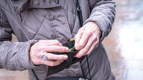 Den Rentnerinnen und Rentnern wird 2026 mehr Geld &uuml;berwiesen. (Archivbild)
