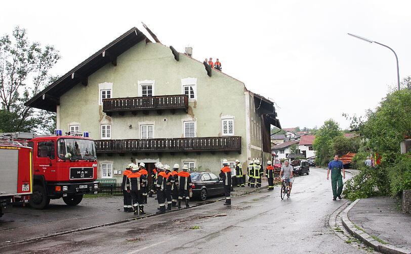 Hagel, Regen, umgeknickte Bäume, vollgelaufene Keller - Heftige Unwetter sind am Mittwochabend über Bayern gezogen. Die Bilder.