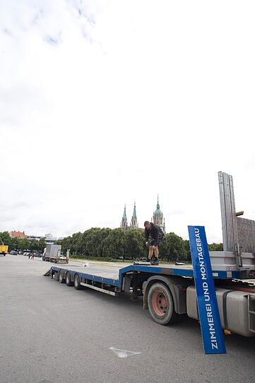 Auf der Theresienwiese haben die Bauarbeiter das Werkeln angefangen, damit in zwei Monaten wieder die größte Party der Welt steigen kann.